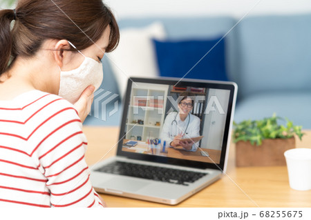 オンライン診療　インターネットでお医者さんの診察を受ける若い女性 68255675