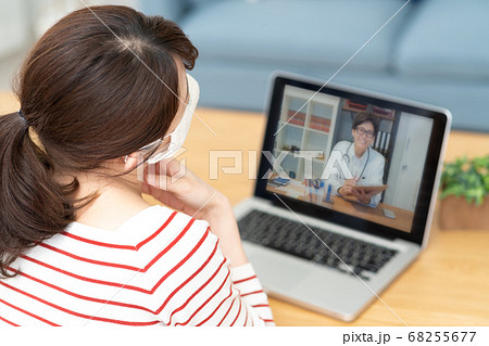 オンライン診療　インターネットでお医者さんの診察を受ける若い女性 68255677