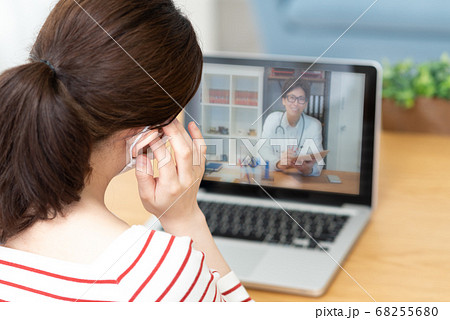 オンライン診療 インターネットでお医者さんの診察を受ける若い女性 オンライン診療 インターネットでお医者さんの診察を受ける若い女性 68255680