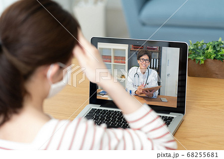 オンライン診療 インターネットでお医者さんの診察を受ける若い女性 オンライン診療 インターネットでお医者さんの診察を受ける若い女性 68255681