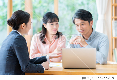 資産運用の相談をするミドルの夫婦 68255719
