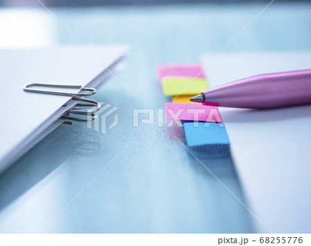 ビジネスイメージ・書類・女性 68255776