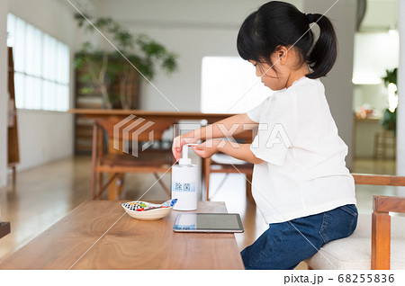手のアルコール除菌をする女の子 手のアルコール除菌をする女の子 68255836