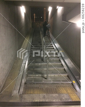 自転車置き場　駐輪場　地下駐輪場 68256239