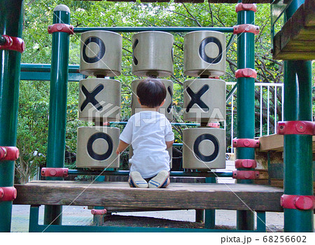 公園にある 遊具で遊ぶ子供 公園 子供 教育 の写真素材 公園にある 遊具で遊ぶ子供 公園 子供 教育 の写真素材
