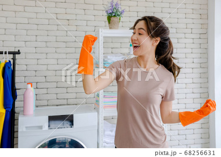 girl fighting cleaning 68256631