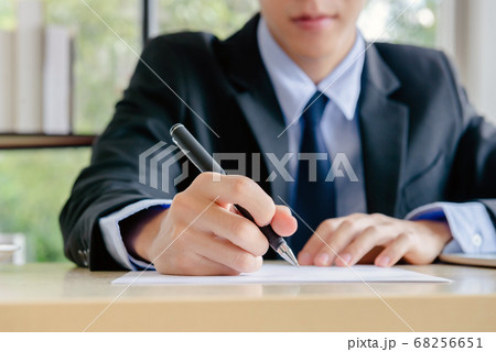 business man sign document 68256651