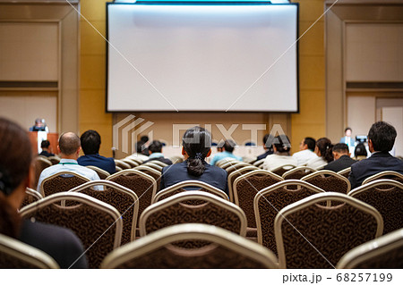 セミナーに参加する人々 68257199