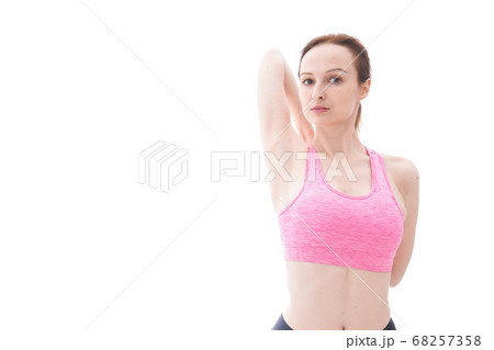 ストレッチをする笑顔の若い女性 68257358