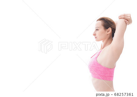 ストレッチをする笑顔の若い女性 ストレッチをする笑顔の若い女性 68257361