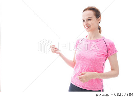 ストレッチをする笑顔の若い女性 68257384