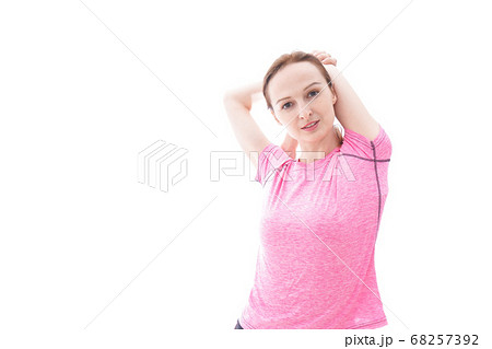 ストレッチをする笑顔の若い女性 ストレッチをする笑顔の若い女性 68257392