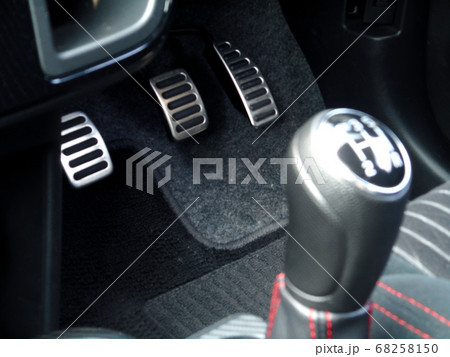 MT車のシフトレバーとペダル 68258150