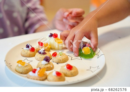 手作りお菓子をつまむ子供の写真素材