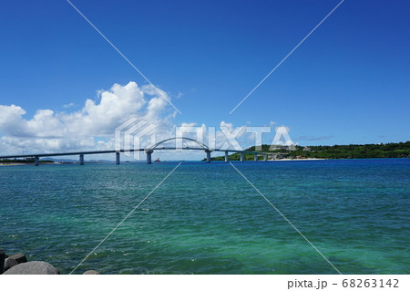 沖縄 瀬底島 瀬底大橋 海のいろ 青空 入道雲 68263142