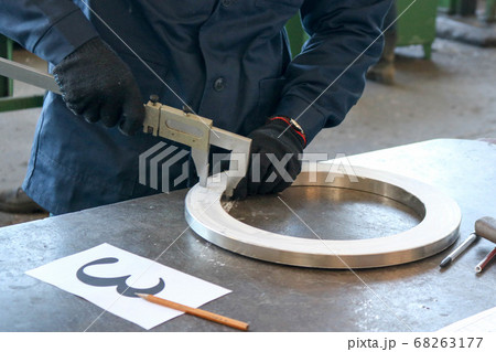 The worker, the engineer measures the part The worker, the engineer measures the part 68263177