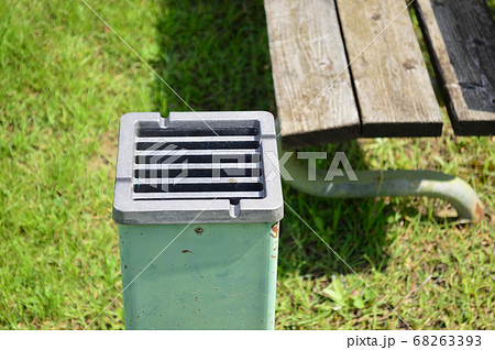 公園の喫煙所　木製ベンチと灰皿 68263393