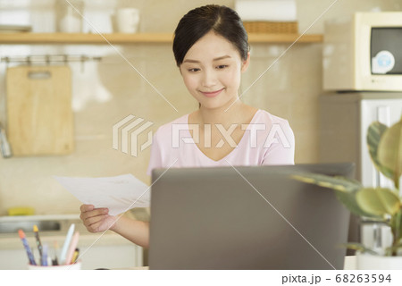 Business woman working at home 68263594