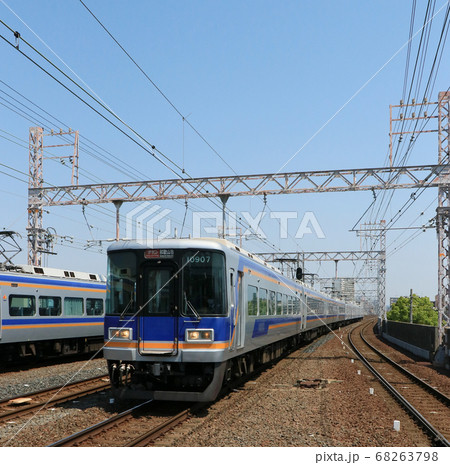 粉浜駅を通過する南海の特急サザン 68263798