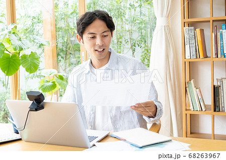 テレワークの若い男性 68263967
