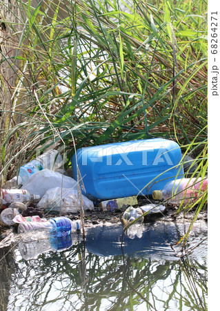 川に捨てられたゴミの写真素材