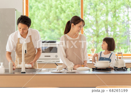キッチンで料理を作る女の子と両親 キッチンで料理を作る女の子と両親 68265199