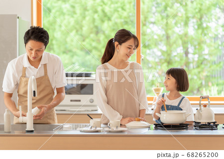 キッチンで料理を作る女の子と両親 68265200