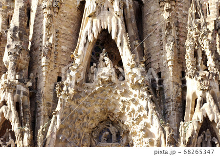 スペイン　バルセロナ　サグラダ・ファミリアの彫刻 68265347