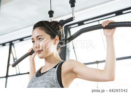スポーツジム　女性　ラットプルダウン 68265542