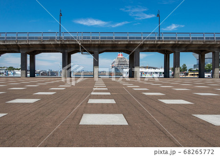 橋梁から覗く豪華客船 68265772