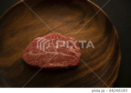アカシアプレートにのせた生の牛フィレステーキ 68266165