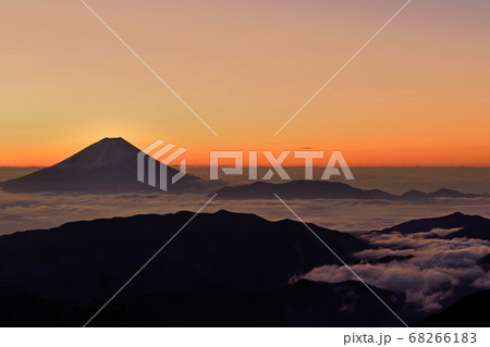 冬の北岳登山「砂払から望む富士山」 68266183
