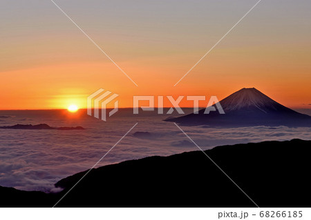 冬の北岳登山「砂払から望む富士山」 68266185