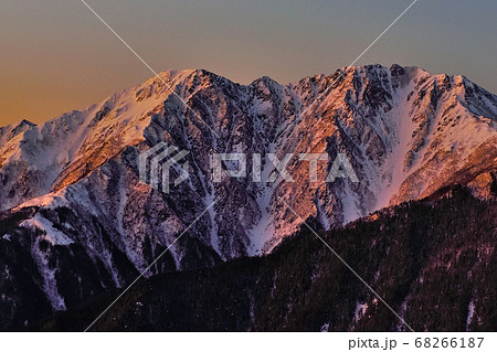 冬の北岳登山「モルゲンロートに染まる農鳥岳」 68266187