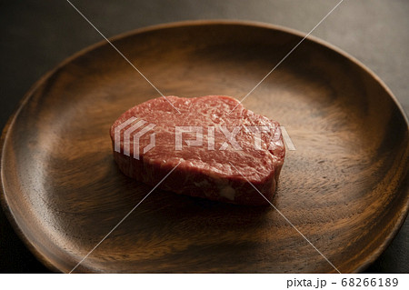 アカシアプレートにのせた生の牛フィレステーキ 68266189