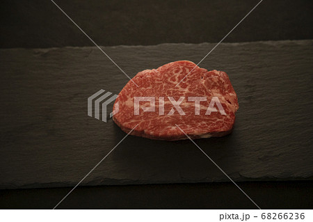 スレートプレートに乗せた生の牛フィレステーキ 68266236