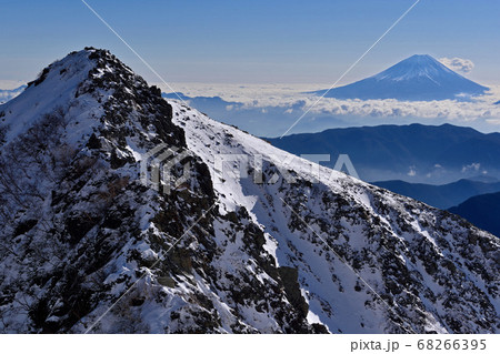 冬の北岳登山「八本歯ノ頭と富士山」 68266395