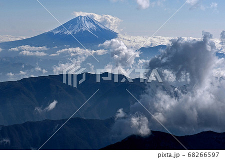 冬の北岳登山「北岳山頂から望む富士山」 68266597