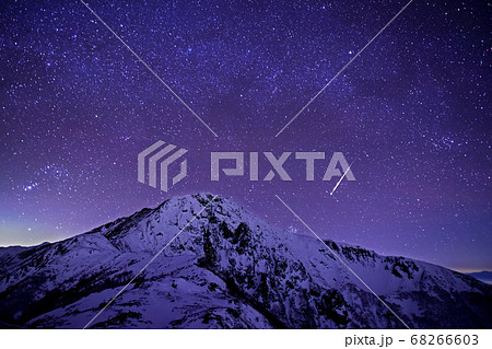 冬の北岳登山「ボーコン沢ノ頭から望む北岳と星空」 68266603