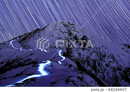 冬の北岳登山「ボーコン沢ノ頭から望む北岳と星空」 68266607