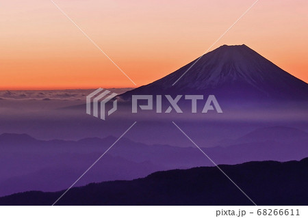 冬の北岳登山「ボーコン沢ノ頭から望む富士山」 68266611