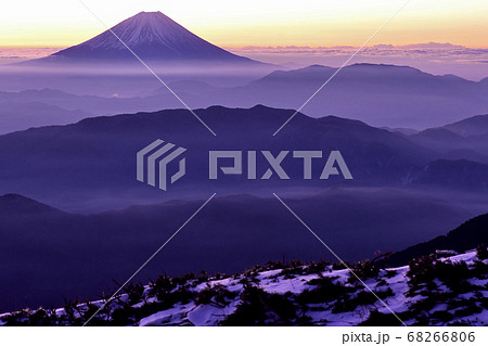 冬の北岳登山「ボーコン沢ノ頭から望む富士山」 68266806