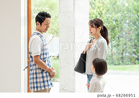 保育士と保育園に子供を送迎する保護者 保育士と保育園に子供を送迎する保護者 68266951
