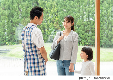 保育士と保育園に子供を送迎する保護者 68266956