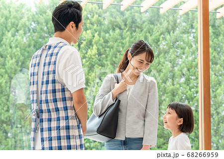 保育士と保育園に子供を送迎する保護者 保育士と保育園に子供を送迎する保護者 68266959