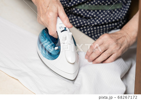 アイロンがけ 68267172