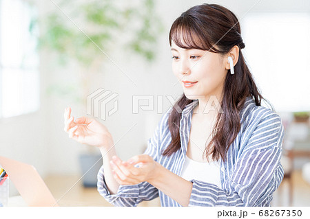 テレワークをする若い女性。 テレワークをする若い女性。 68267350