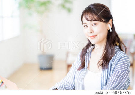テレワークをする若い女性。 テレワークをする若い女性。 68267356