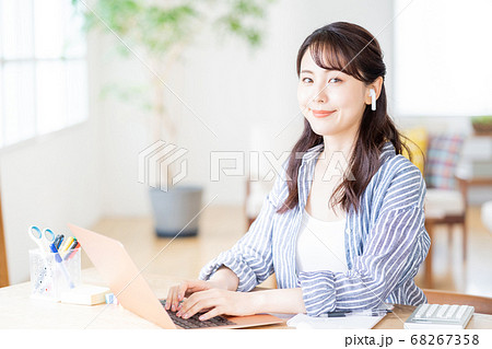 テレワークをする若い女性。 テレワークをする若い女性。 68267358