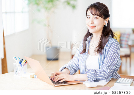 テレワークをする若い女性。 テレワークをする若い女性。 68267359